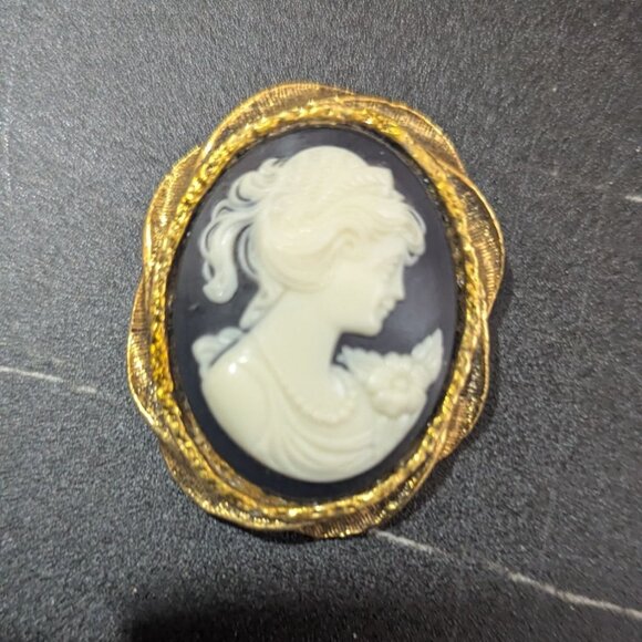 Vintage Gold Tone Lady Cameo Brooch Pin 1.5” Elegant Victorian Revival Jewelry D - Picture 7 of 9